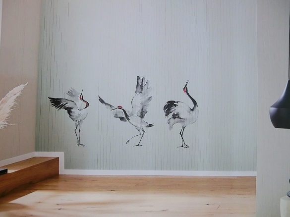 exclusive Crush Tapete mit Vögel Kraniche schwarz weiss grau im Wohnzimmer in Berlin