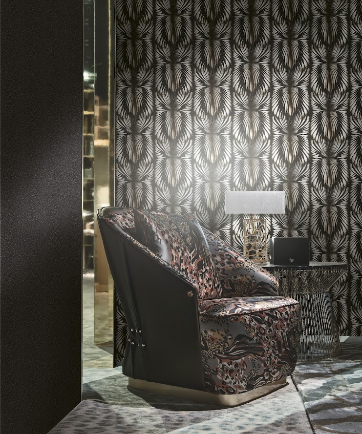 exklusives italienisches Tapeten Design schwarz grau Roberto Cavalli im Wohnzimmer