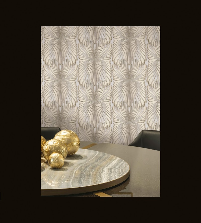 exklusives italienisches Tapeten Design beige Roberto Cavalli im Wohnzimmer