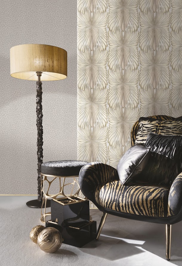 exklusives italienisches Tapeten Design beige Roberto Cavalli im Wohnzimmer