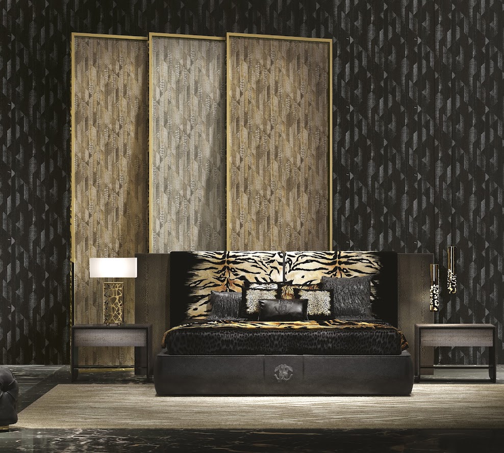 besonders exklusive Tapeten schwarz gold grau beige vom Designer Roberto Cavalli aus Italien im Schlafzimmer