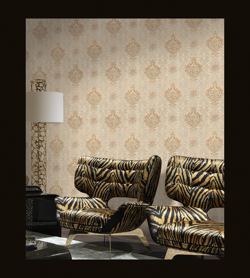 besonders exklusive Tapeten beige gold vom Designer Roberto Cavalli aus Italien im Wohnzimmer