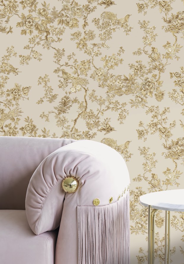 exklusives italienisches Tapeten Design beige gold Blumen u. Vögel Roberto Cavalli im Wohnzimmer