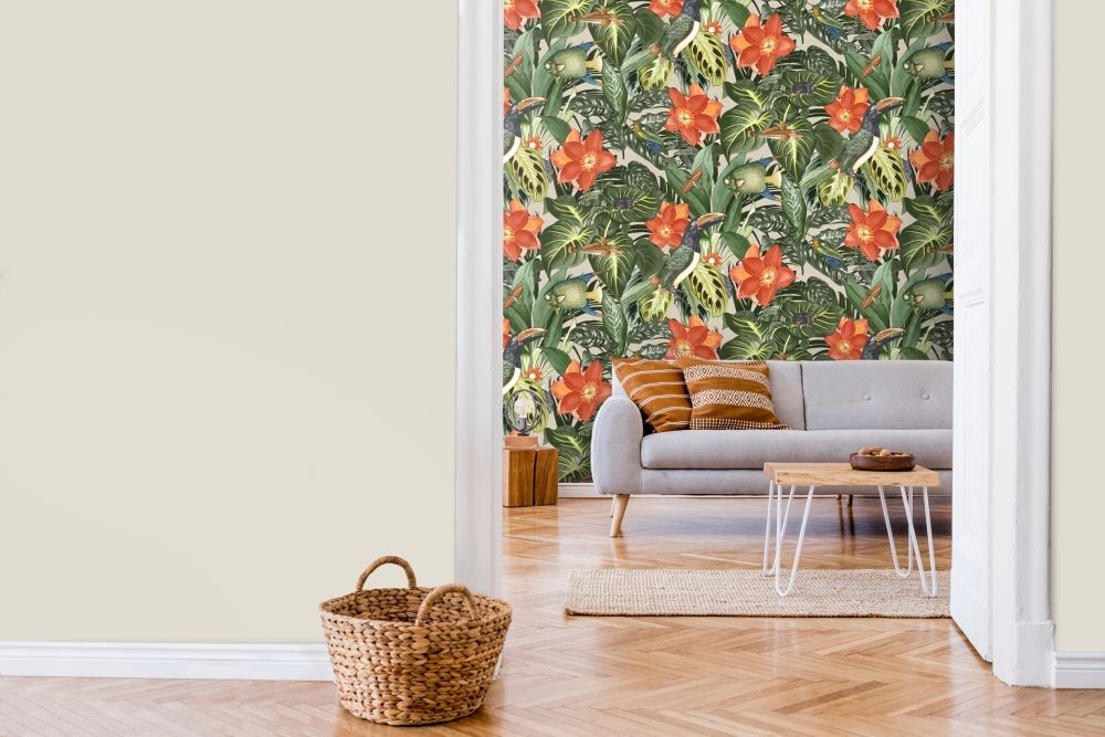 Tapete Blumen orange und grün im Wohnzimmer aus der Hohenberger Tapeten Manufaktur in Deutschland
