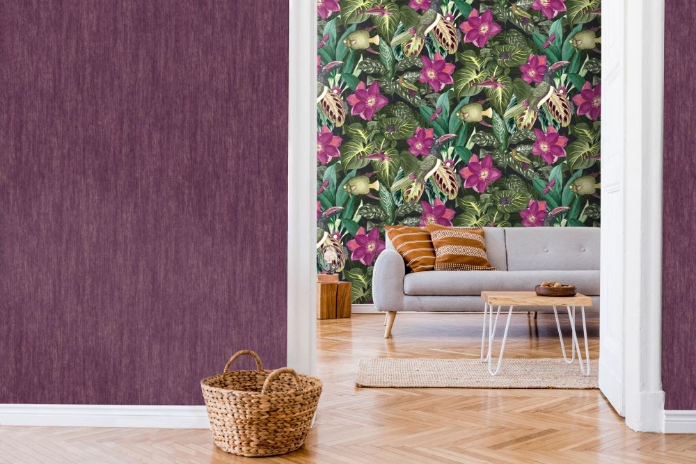 Tapete Blumen lila und grün im Wohnzimmer aus der Hohenberger Tapeten Manufaktur in Deutschland