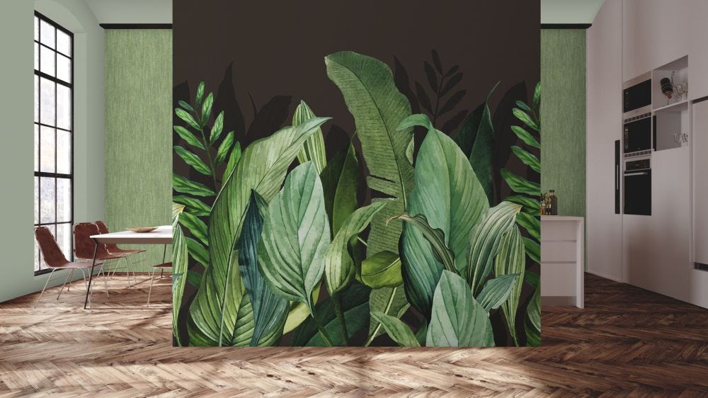 Tapete Wald schwarz und grün im Wohnzimmer aus der Hohenberger Tapeten Manufaktur in Deutschland