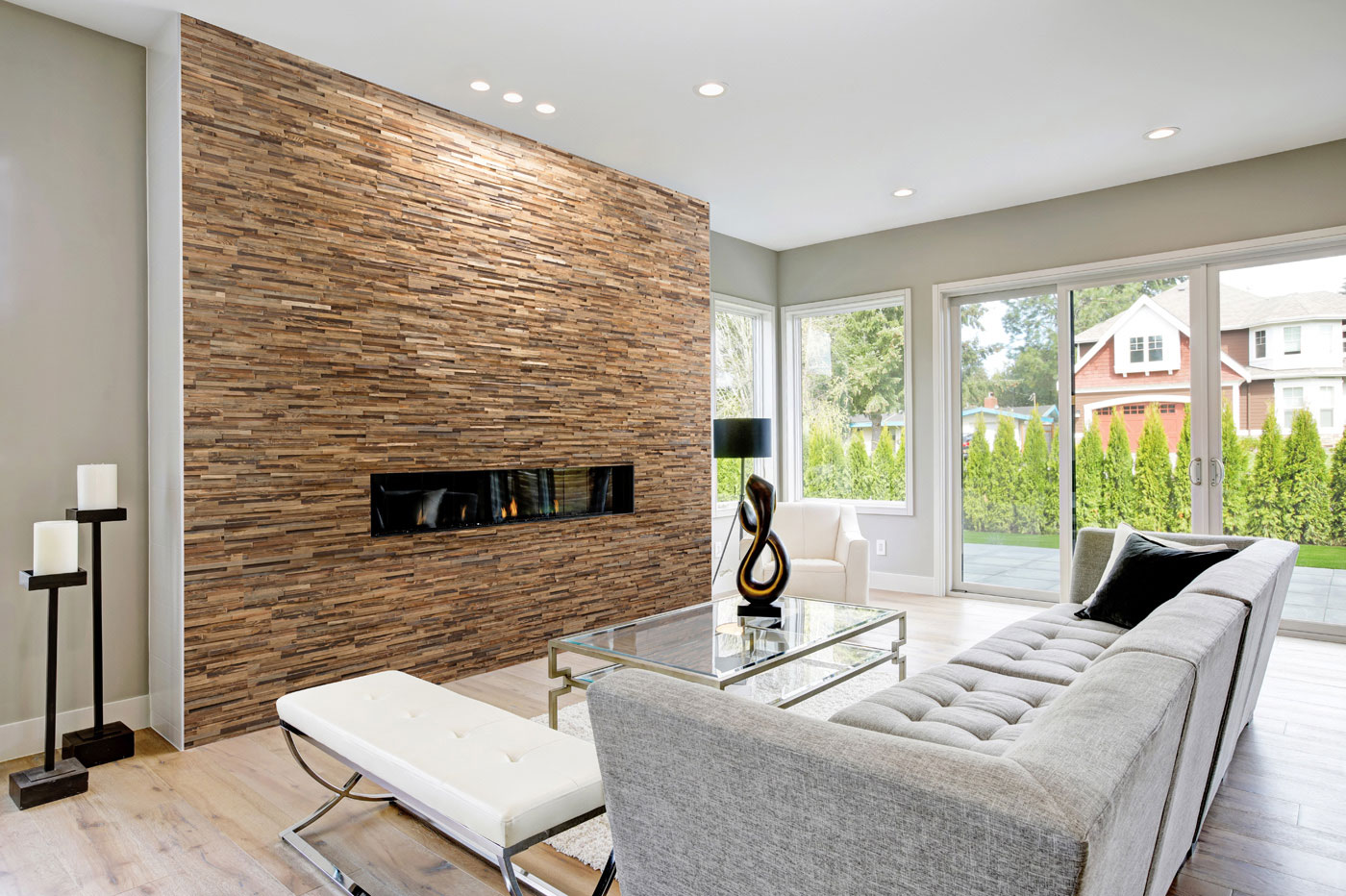 Raumbild mit Holzklinker, Wandpaneel mit edlem Holz im Wohnzimmer mit Kamin