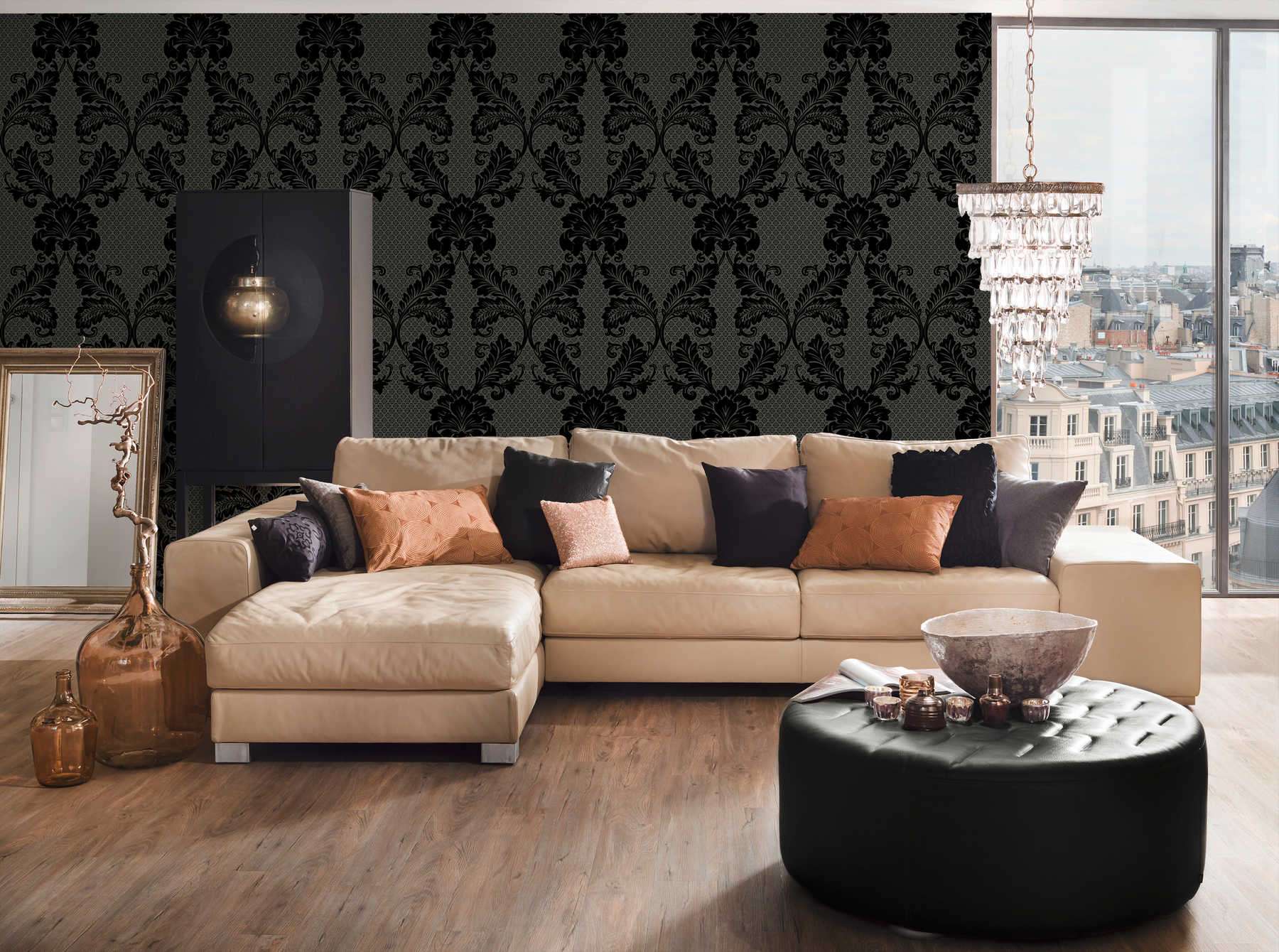exclusive Design Tapete schwarz grau barockes Blumen Muster im Wohnzimmer in Berlin