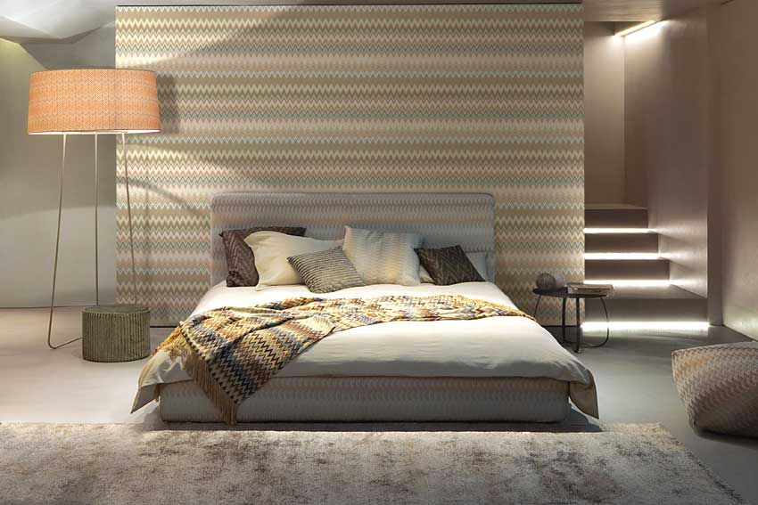 Schlafzimmer Tapete aus Italien grafisch gezackte Streifen